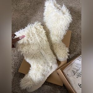 UGG Cream Fuzzy Boots Awesome Condition wore one time 🔥